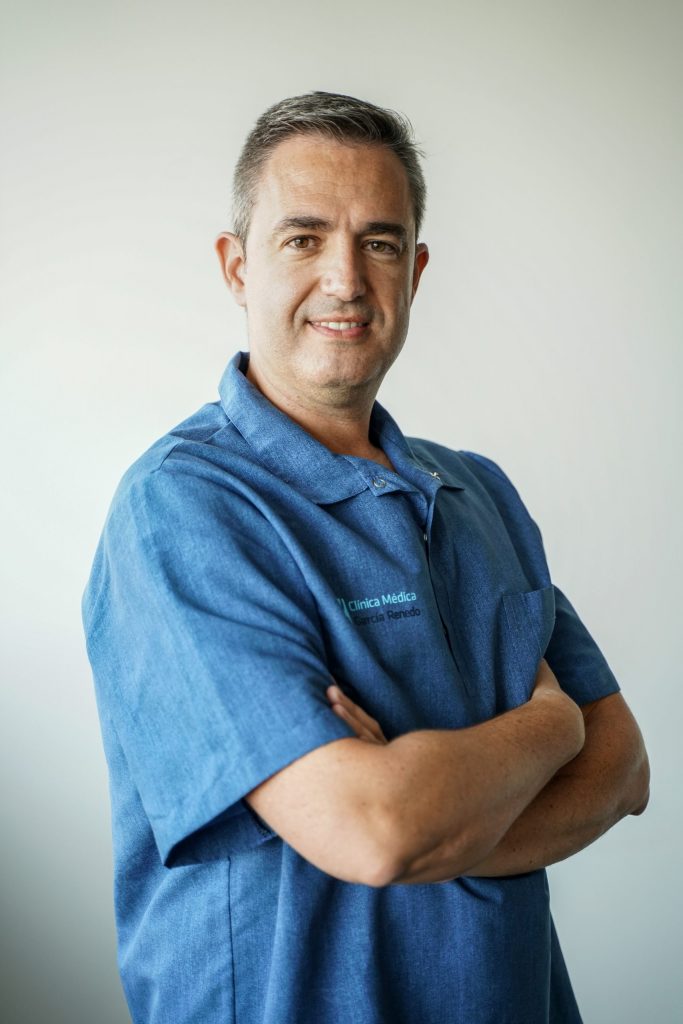 Raúl Garcia Renedo Traumatologo experto en dolor articular y artrosis en Granada con los brazos cruzados